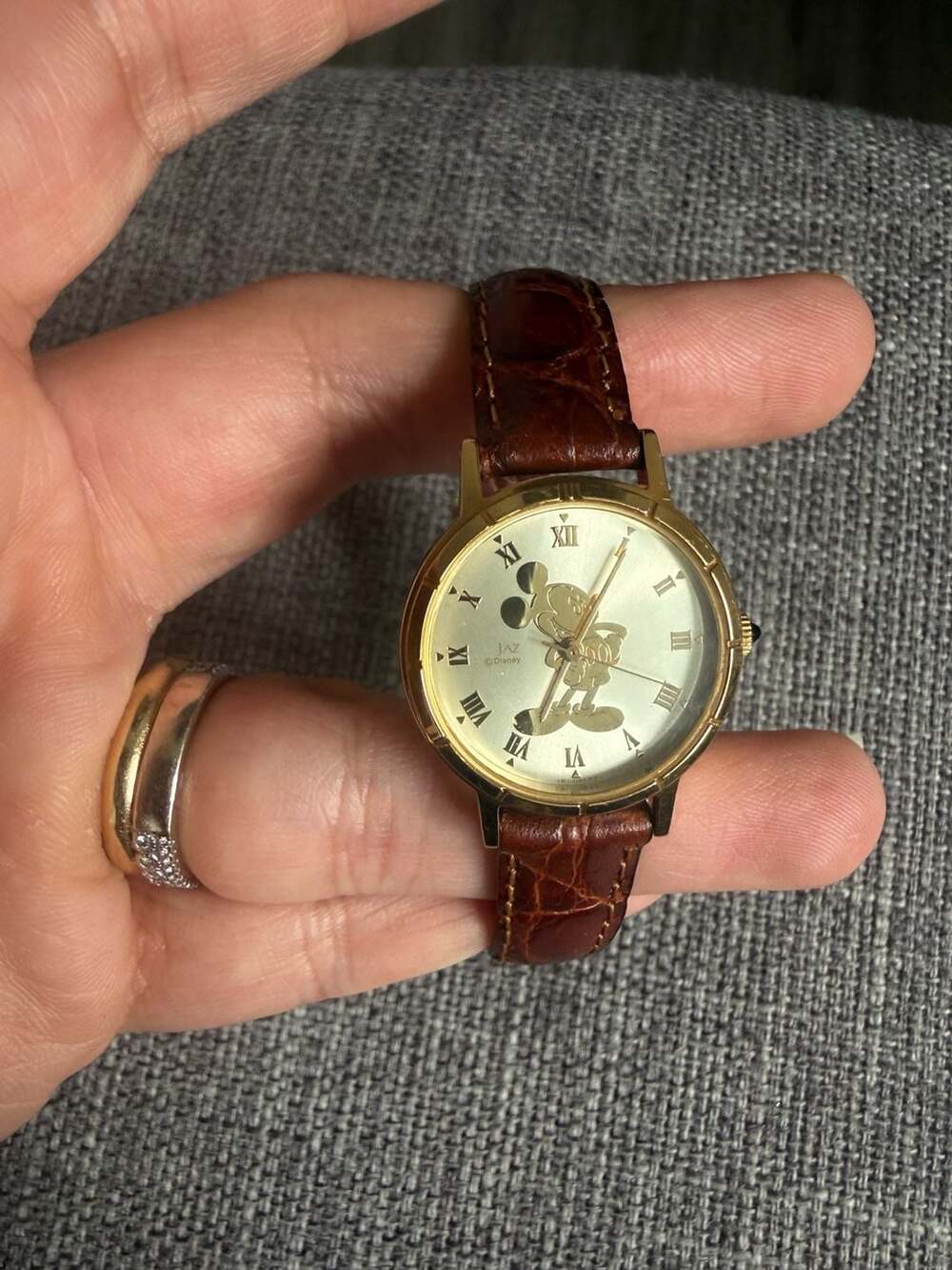 Jaz Disney Mickey Mouse Watch Gold Tone Brown Leather Strap V811-2910